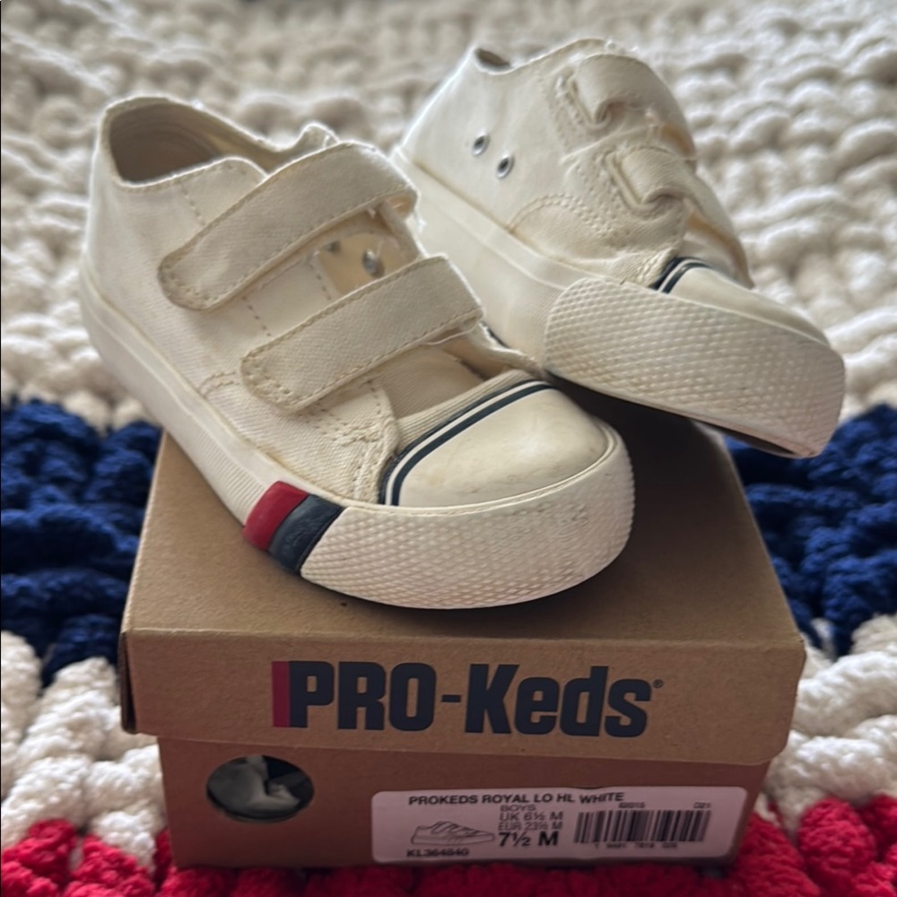 These sneakers! GUC PRO-Keds size 7.5 unisex toddler sneaks. CUTEST, easy ❤️🤍💙